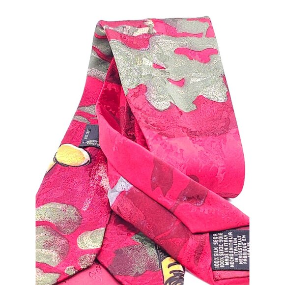 Disney Tigger Silk Men's Necktie In Red With Green & Yellow Accents - Picture 9 of 12